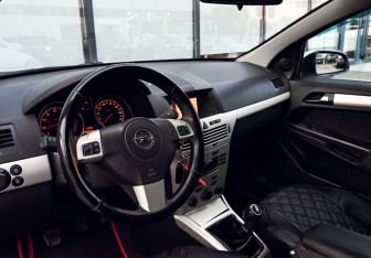 Подержанный автомобиль Opel Astra Sedan 2008 года (15 фото)