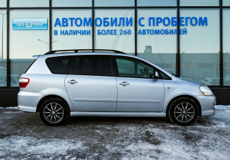 Подержанный автомобиль Toyota Ipsum 2004 года (6 фото)