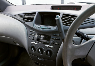 Подержанный автомобиль Toyota Prius Sedan 2001 года (9 фото)
