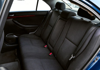 Подержанный автомобиль Toyota Avensis Liftback 2005 года (17 фото)