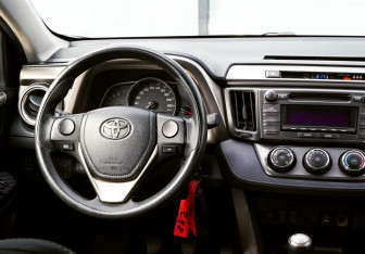 Подержанный автомобиль Toyota RAV4 2015 года (19 фото)