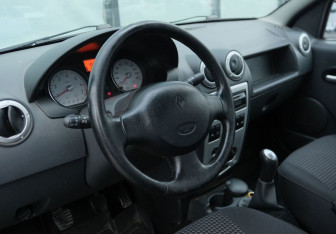 Подержанный автомобиль Renault Logan Sedan 2008 года (9 фото)