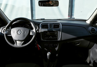 Подержанный автомобиль Renault Sandero 2015 года (19 фото)