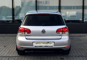 Подержанный автомобиль Volkswagen Golf Hatchback 2012 года (4 фото)
