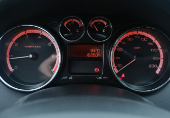 Подержанный автомобиль Peugeot 408 2014 года (14 фото)