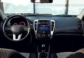 Подержанный автомобиль Kia Ceed Hatchback 2010 года (18 фото)