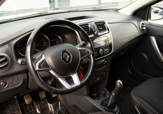 Подержанный автомобиль Renault Sandero 2018 года (14 фото)