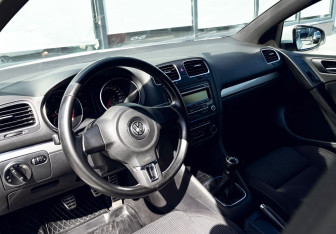 Подержанный автомобиль Volkswagen Golf Hatchback 2012 года (14 фото)