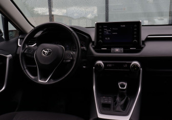 Подержанный автомобиль Toyota RAV4 2020 года (20 фото)