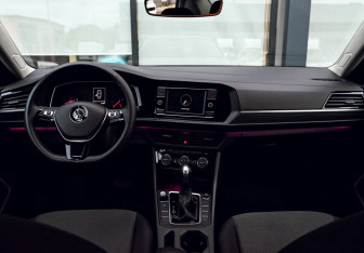 Подержанный автомобиль Volkswagen Jetta Sedan 2020 года (19 фото)