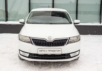 Подержанный автомобиль Skoda Rapid Liftback 2015 года (8 фото)