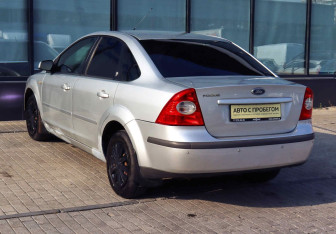 Подержанный автомобиль Ford Focus Sedan 2006 года (3 фото)