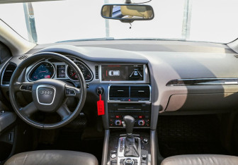 Подержанный автомобиль Audi Q7 2010 года (12 фото)