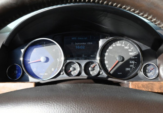 Подержанный автомобиль Volkswagen Touareg 2008 года (9 фото)