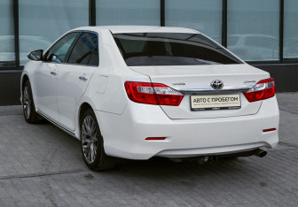 Подержанный автомобиль Toyota Camry Sedan 2011 года (3 фото)