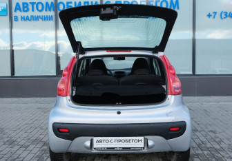 Подержанный автомобиль Peugeot 107 2009 года (16 фото)