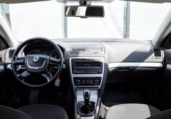 Подержанный автомобиль Skoda Octavia Liftback 2011 года (16 фото)