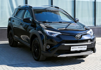 Подержанный автомобиль Toyota RAV4 2017 года (7 фото)