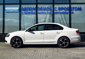 Подержанный автомобиль Volkswagen Jetta Sedan 2014 года (2 фото)