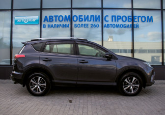 Подержанный автомобиль Toyota RAV4 2016 года (6 фото)