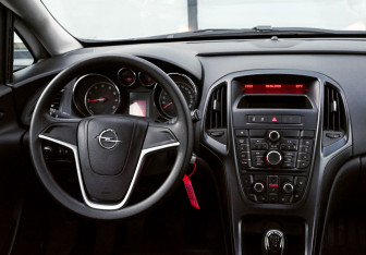Подержанный автомобиль Opel Astra Wagon 2012 года (17 фото)