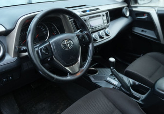 Подержанный автомобиль Toyota RAV4 2013 года (9 фото)