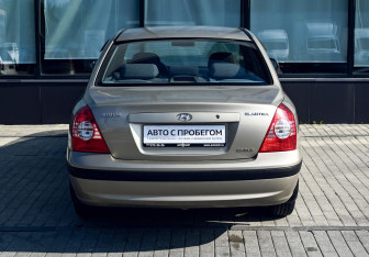 Подержанный автомобиль Hyundai Elantra Sedan 2005 года (4 фото)