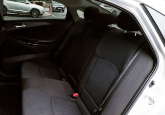 Подержанный автомобиль Hyundai Sonata 2011 года (17 фото)