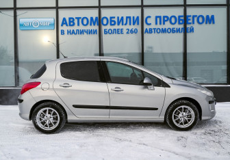 Подержанный автомобиль Peugeot 308 Hatchback 2009 года (6 фото)
