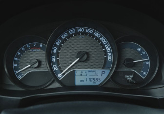 Подержанный автомобиль Toyota Corolla Sedan 2013 года (15 фото)