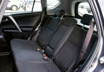 Подержанный автомобиль Toyota RAV4 2016 года (18 фото)