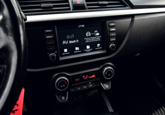 Подержанный автомобиль Kia Rio Sedan 2018 года (11 фото)