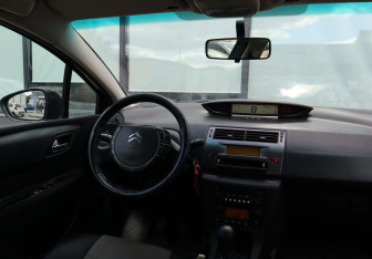 Подержанный автомобиль Citroen C4 Hatchback 2010 года (16 фото)