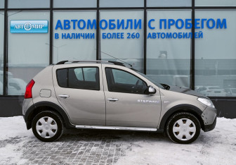 Подержанный автомобиль Renault Sandero 2012 года (6 фото)