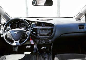 Подержанный автомобиль Kia Ceed Hatchback 2014 года (18 фото)