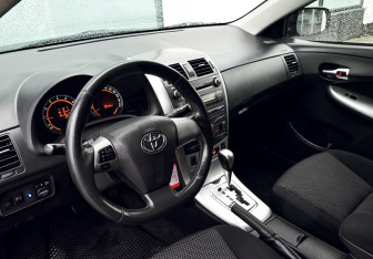 Подержанный автомобиль Toyota Corolla Sedan 2010 года (14 фото)