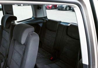 Подержанный автомобиль Volkswagen Touran 2012 года (20 фото)