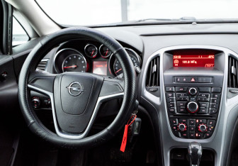 Подержанный автомобиль Opel Astra Sedan 2012 года (11 фото)