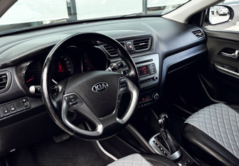 Подержанный автомобиль Kia Rio Sedan 2016 года (15 фото)