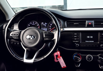 Подержанный автомобиль Kia Rio Sedan 2017 года (19 фото)