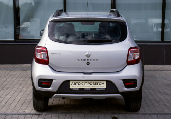Подержанный автомобиль Renault Sandero 2017 года (4 фото)
