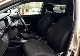 Подержанный автомобиль Kia Rio Hatchback 2014 года (16 фото)