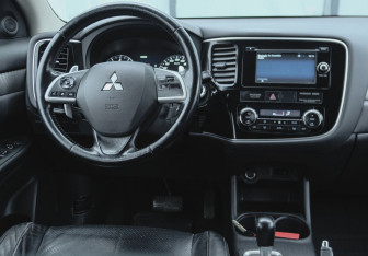 Подержанный автомобиль Mitsubishi Outlander 2014 года (10 фото)
