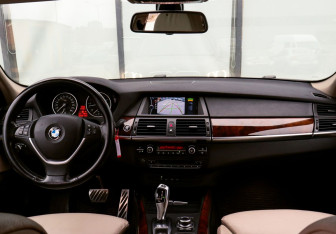 Подержанный автомобиль BMW X5 2013 года (18 фото)