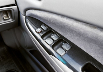 Подержанный автомобиль Toyota Prius Sedan 2001 года (10 фото)