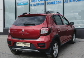 Подержанный автомобиль Renault Sandero 2017 года (5 фото)