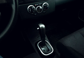 Подержанный автомобиль Nissan Tiida Hatchback 2012 года (10 фото)