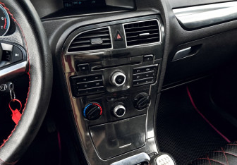Подержанный автомобиль Brilliance V5 2015 года (11 фото)