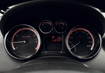 Подержанный автомобиль Peugeot 308 Wagon 2010 года (11 фото)
