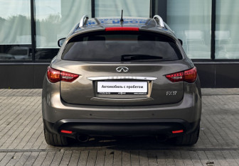 Подержанный автомобиль Infiniti FX 2011 года (4 фото)